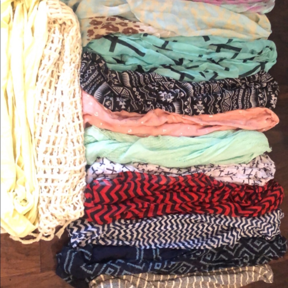 15 scarves, most are infinity scarves.